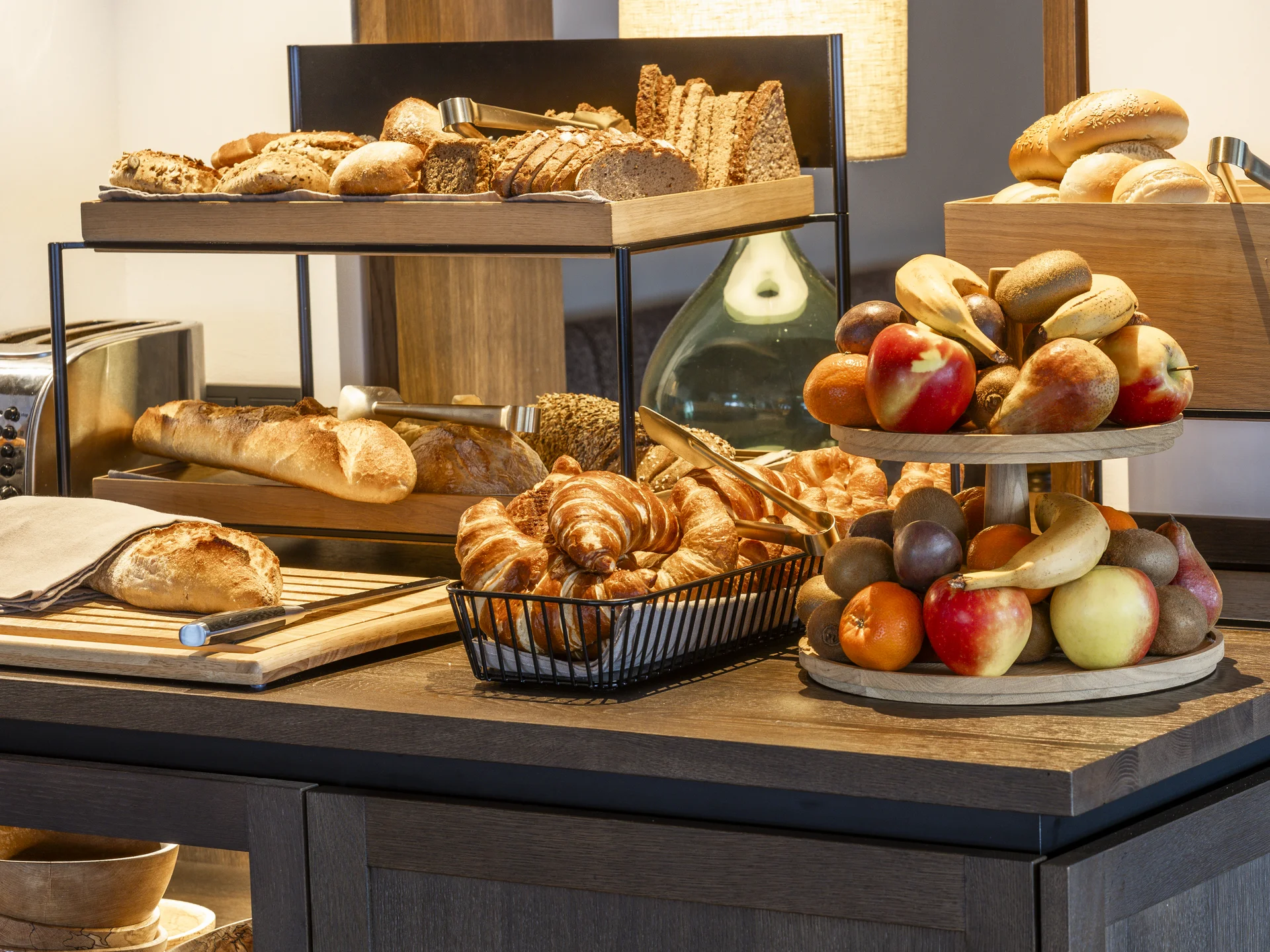 Bilder und Impressionen aus dem Sunora Vielfalt an frischem Gebäck und Obst auf Buffet im Restaurant