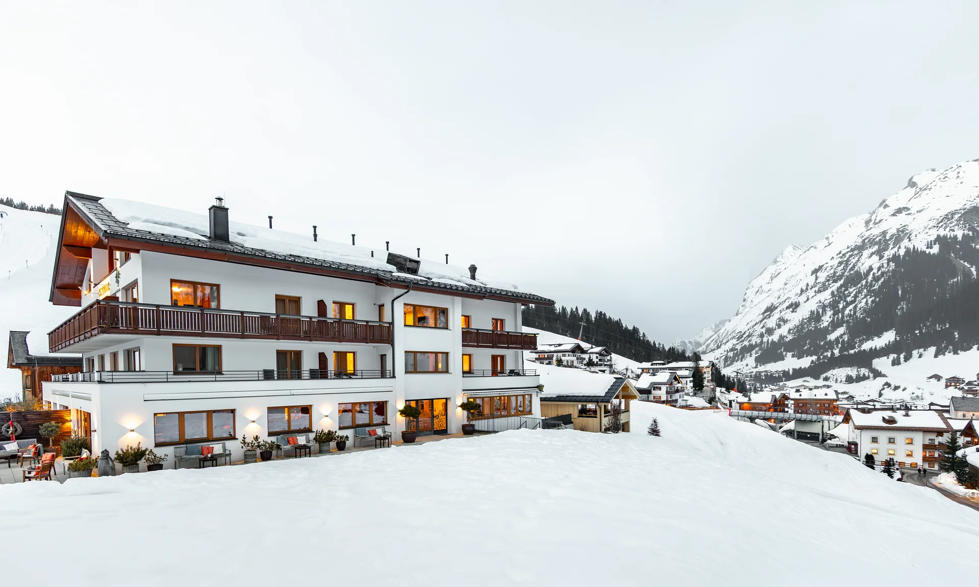 Bilder und Impressionen aus dem Sunora Schneebedecktes Haus und Dorf im Bergwinter