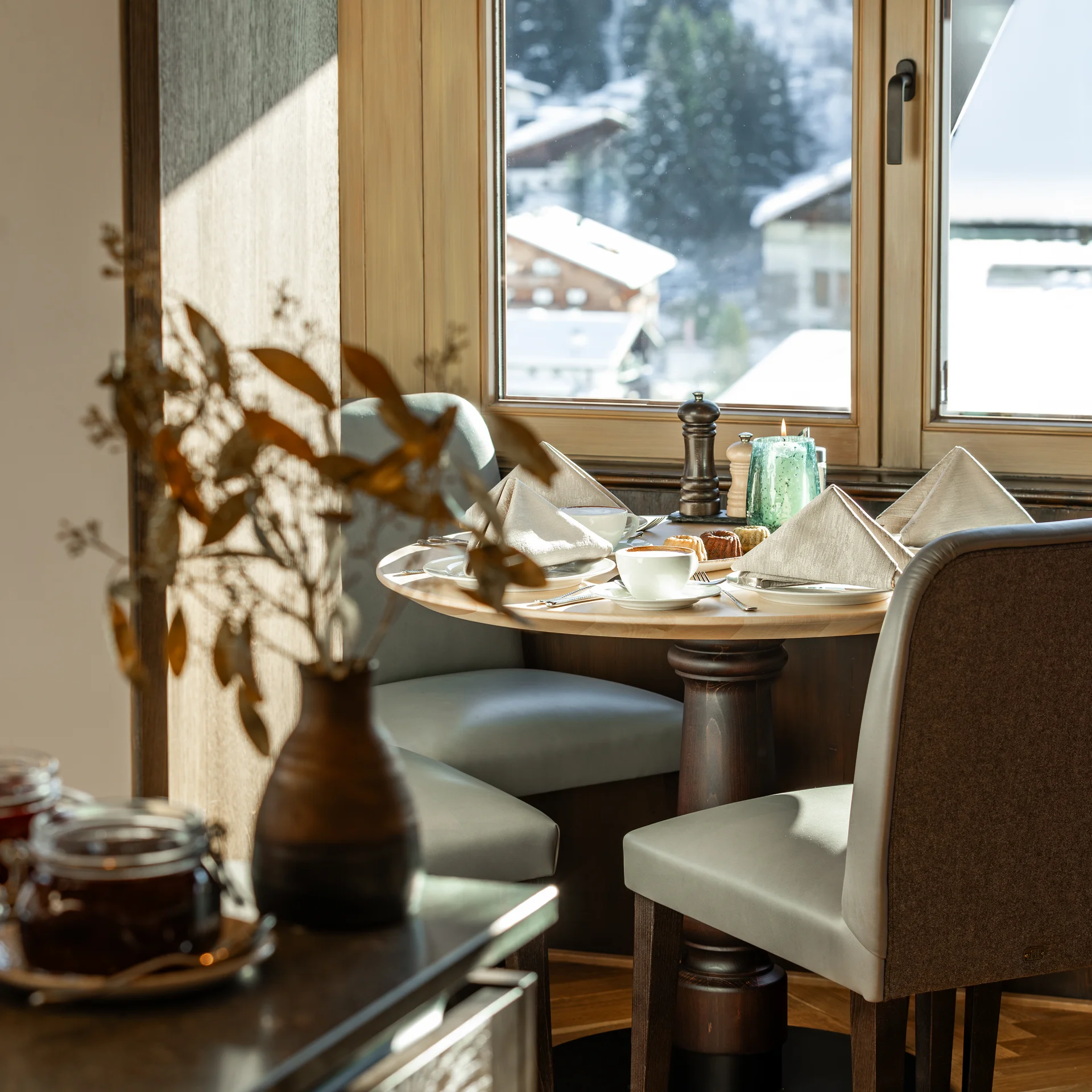 Gemütlicher Esstisch mit Fensterblick auf verschneite Häuser