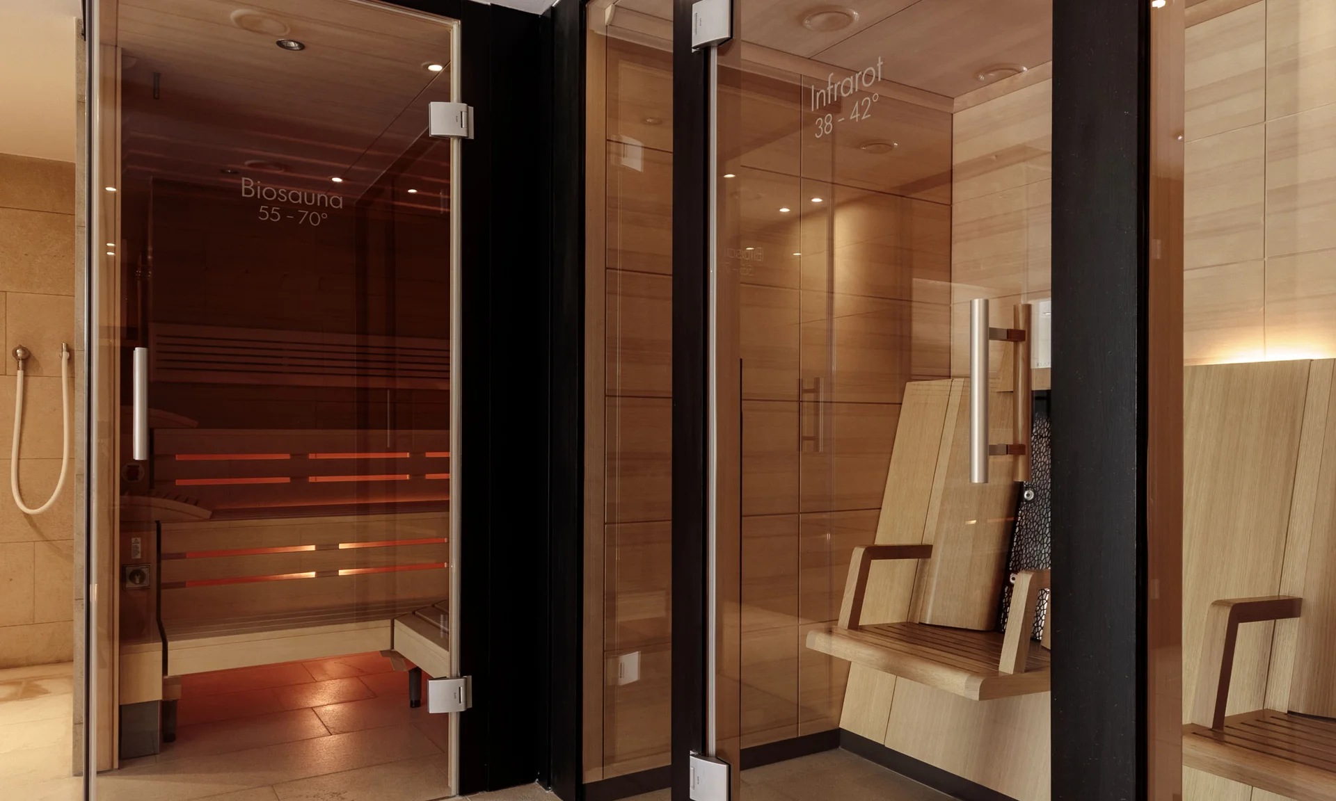 Moderner Wellnessbereich mit Biosauna und Infrarotsauna mit Holzinterieur