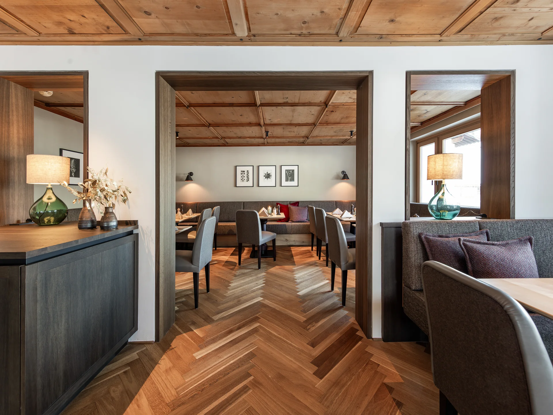 Gemütlicher Essbereich mit Holzboden, Holzdecken und modernen Stühlen