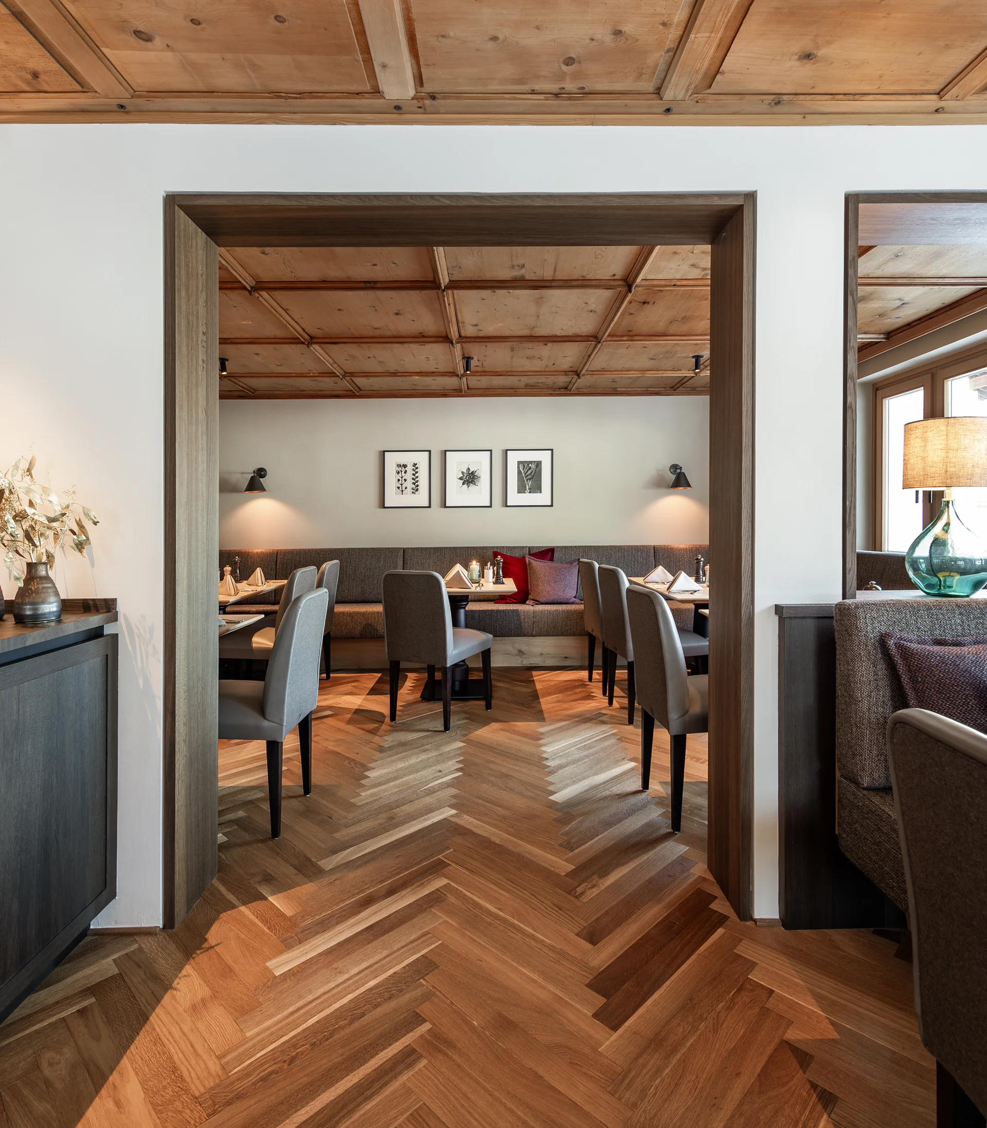 Gemütlicher Essbereich mit Holzboden, Holzdecken und modernen Stühlen