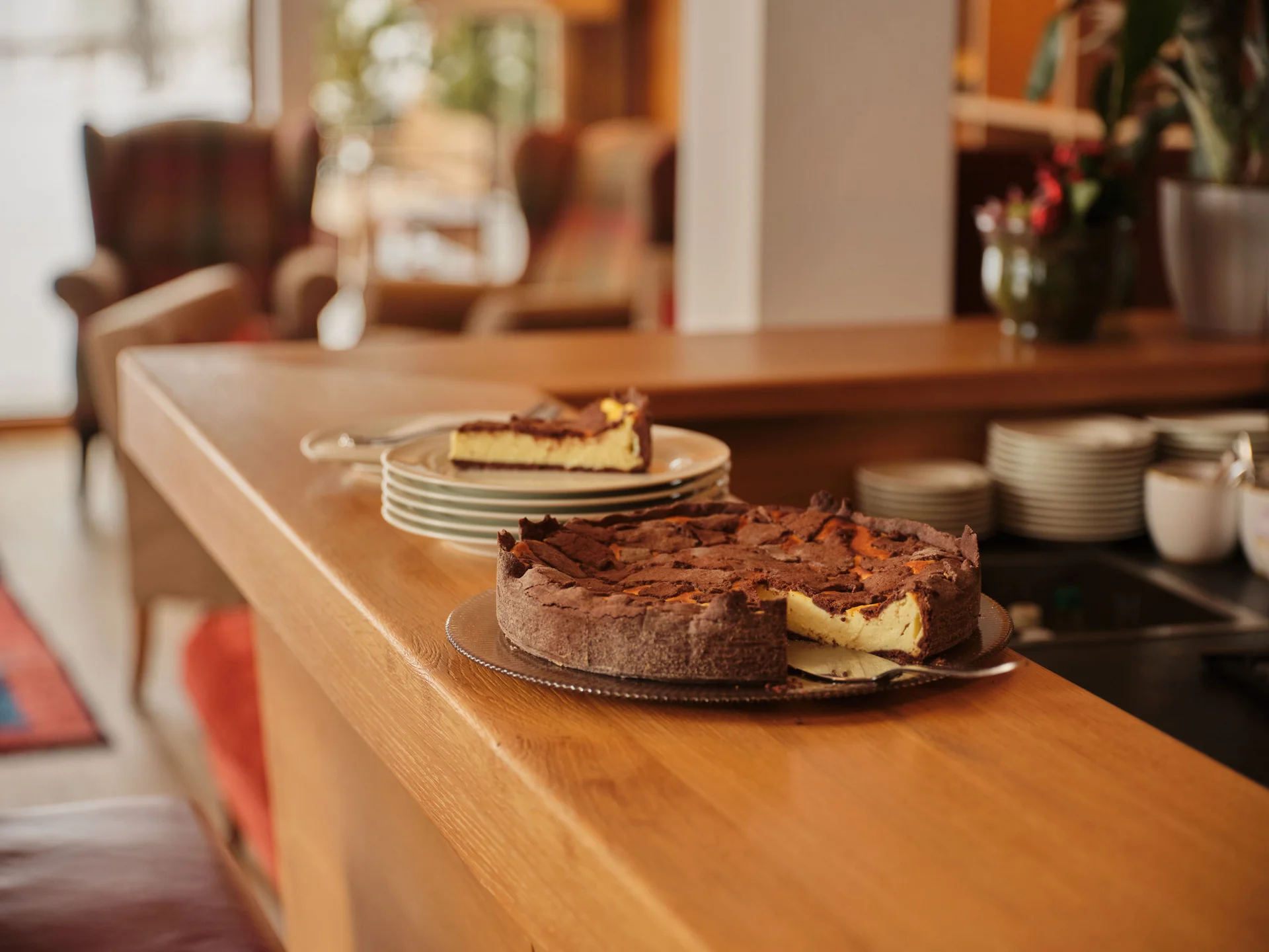 Kuchen auf einem Holztheken-Tresen in gemütlichem Raum