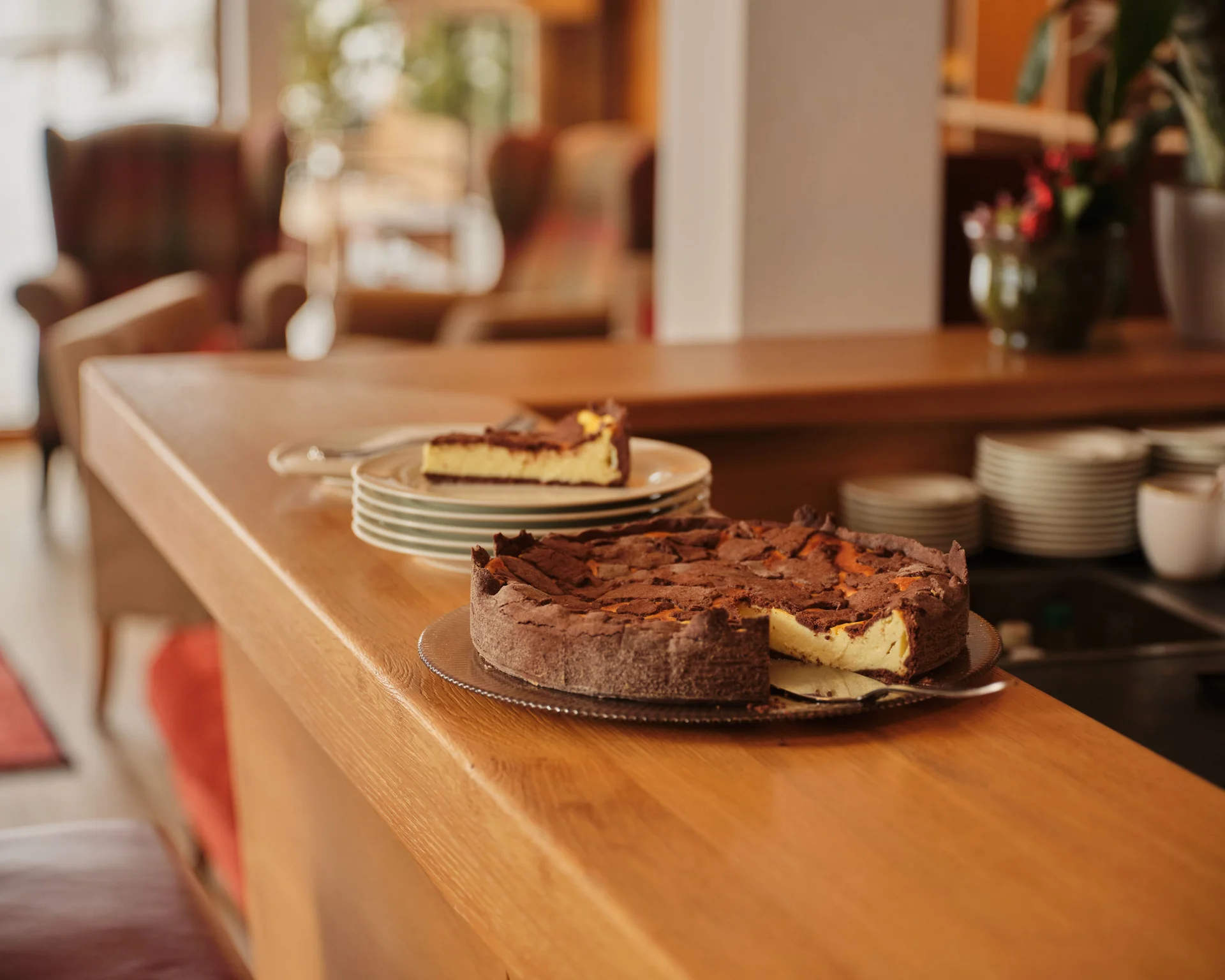 Kuchen auf einem Holztheken-Tresen in gemütlichem Raum