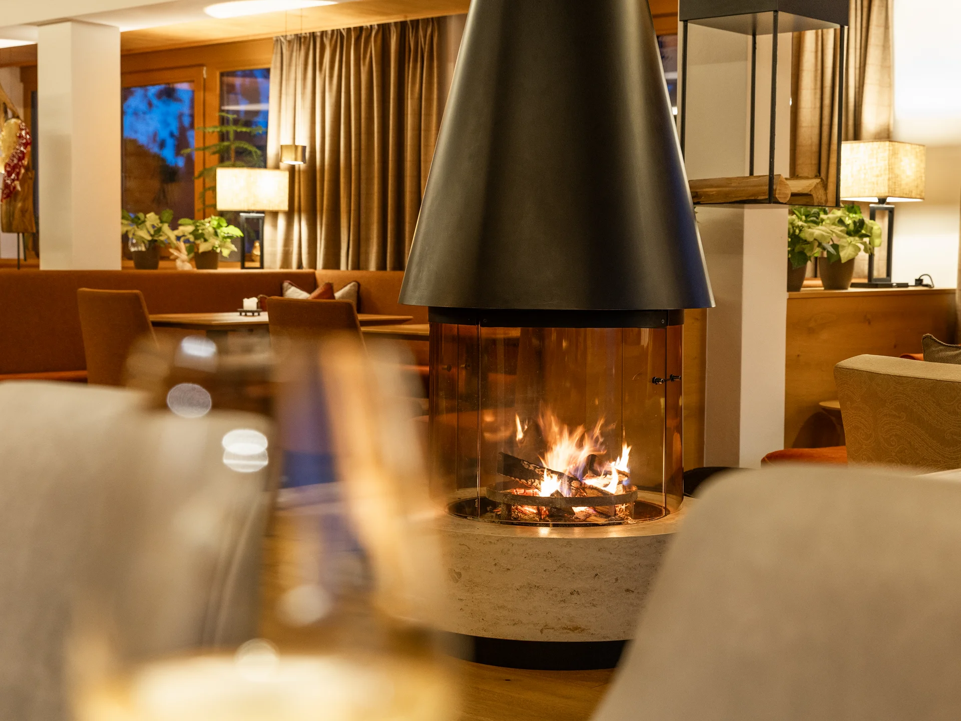 Moderner Kamin mit Feuerschein in gemütlichem Wohnzimmer