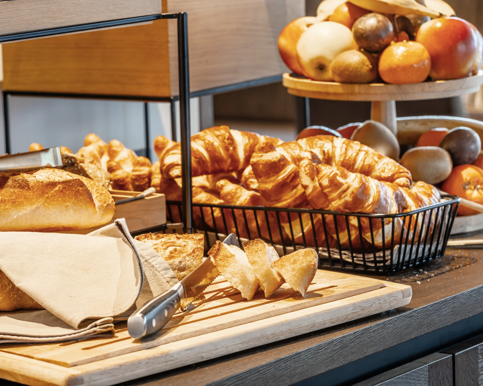 Frisches Brot, Croissants und Früchte auf einem Frühstücksbuffet