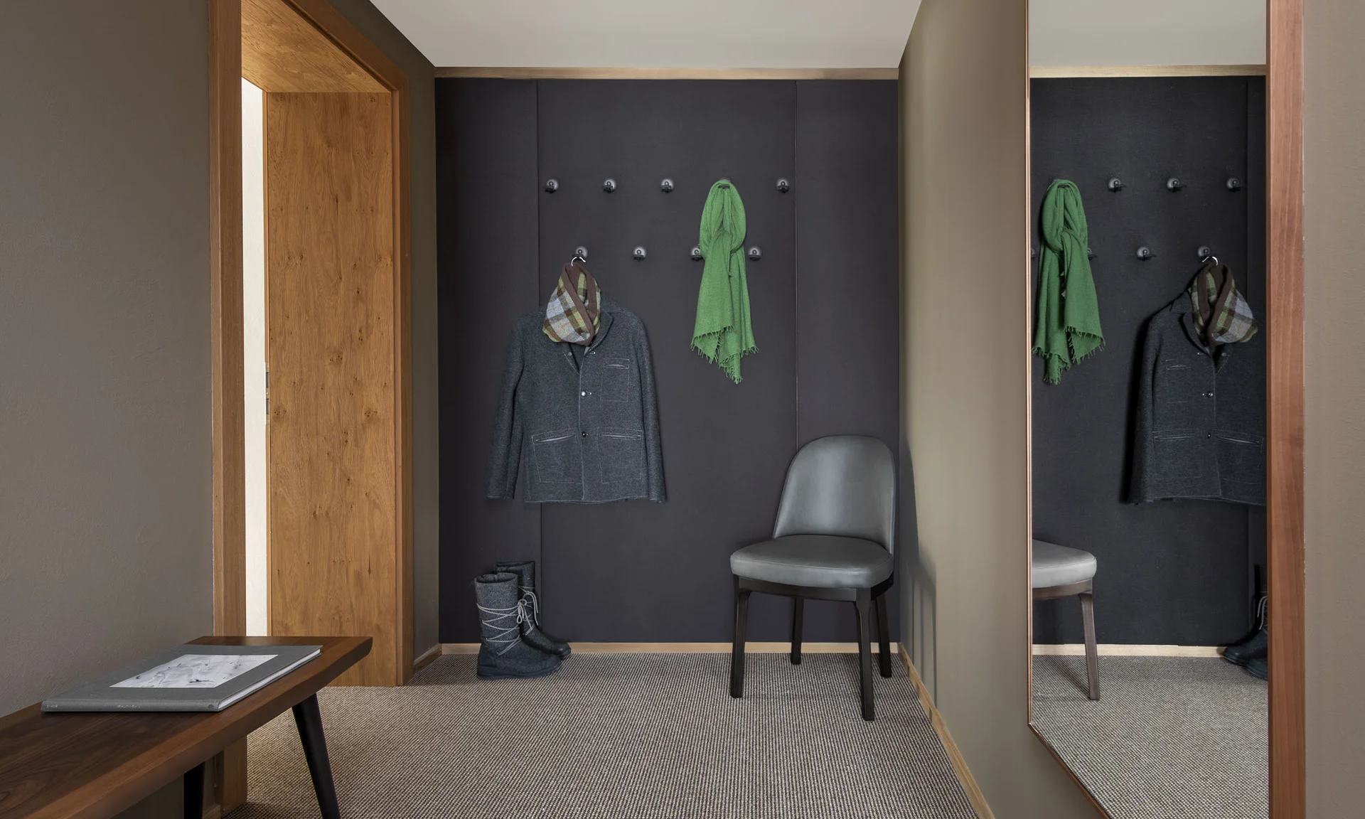 Moderner Eingangsbereich mit Mantel, Schals, Stuhl und großem Wandspiegel